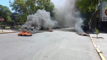 Vecinos del barrio terminal queman gomas frente al municipio