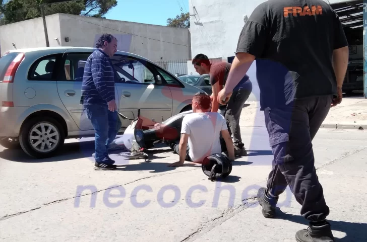 Motociclista chocó contra un auto que salía de un taller mecánico