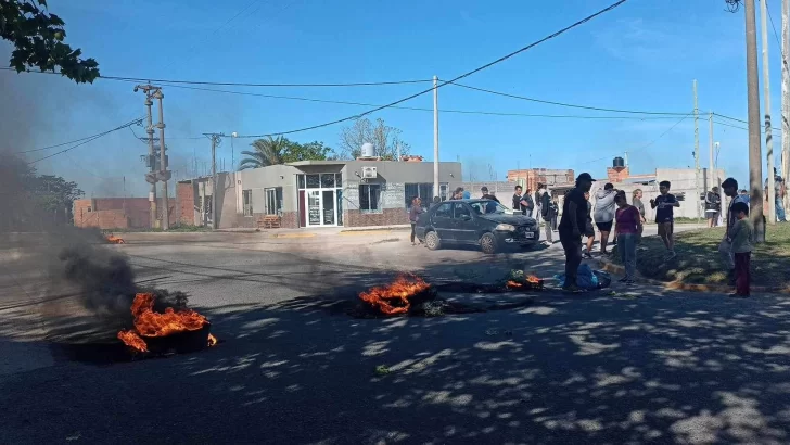 Vecinos del barrio Terminal cortan la avenida 43 por falta de luz