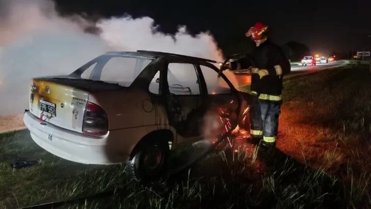 Video: se incendió un auto en la ruta 88 y quedó destruido