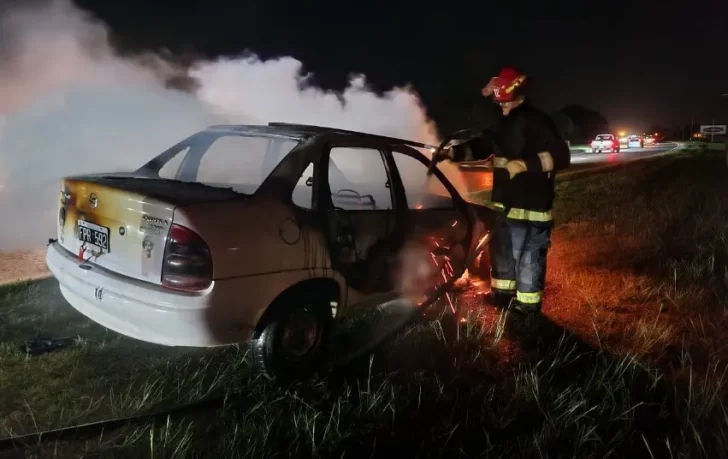 Video: se incendió un auto en la ruta 88 y quedó destruido