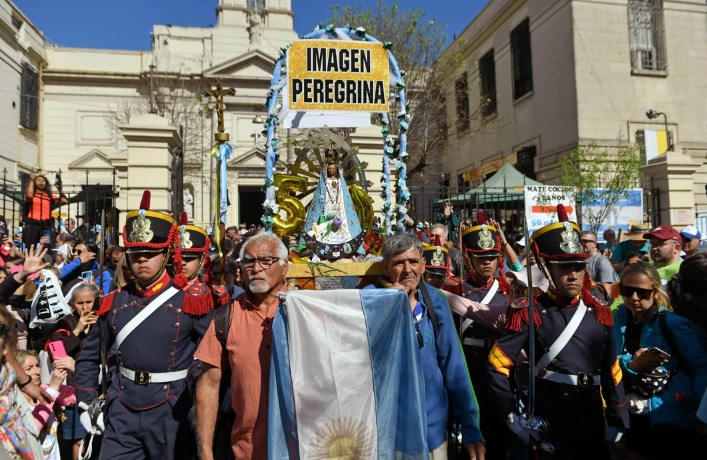 Miles de fieles peregrinaron a Luján para pedirle y agradecerle a la Virgen