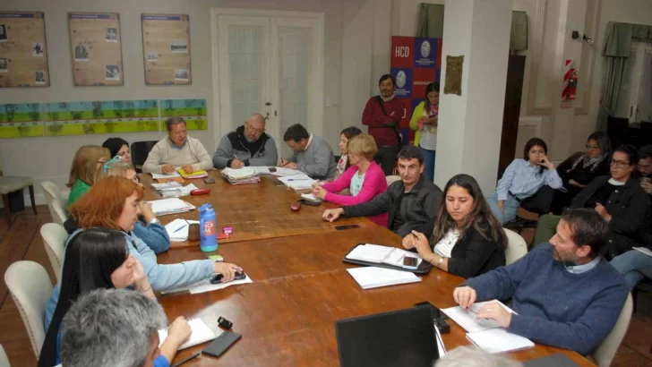 Con cambios a la propuesta original, los concejales tratan el aumento de tasas