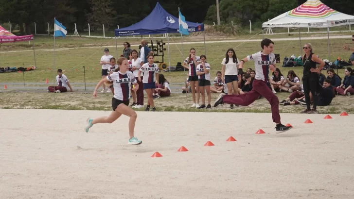 El “Torneo por colores” de Nuestra Señora del Rosario llegó a la pista de atletismo