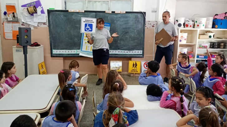 En bicis y monopatines, alumnos de jardines aprenden educación vial