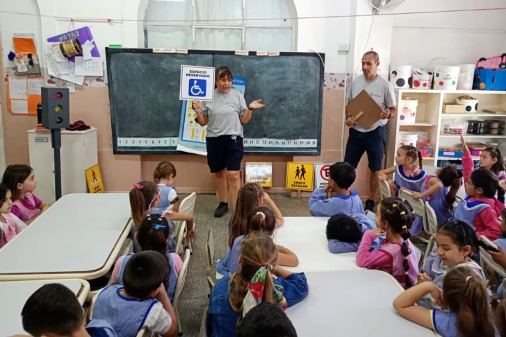 En bicis y monopatines, alumnos de jardines aprenden educación vial