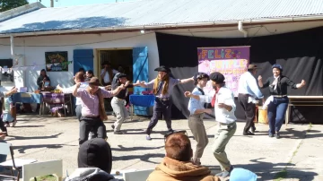 La escuela 47 Almafuerte celebró su aniversario con una tradicional Peña Folclórica