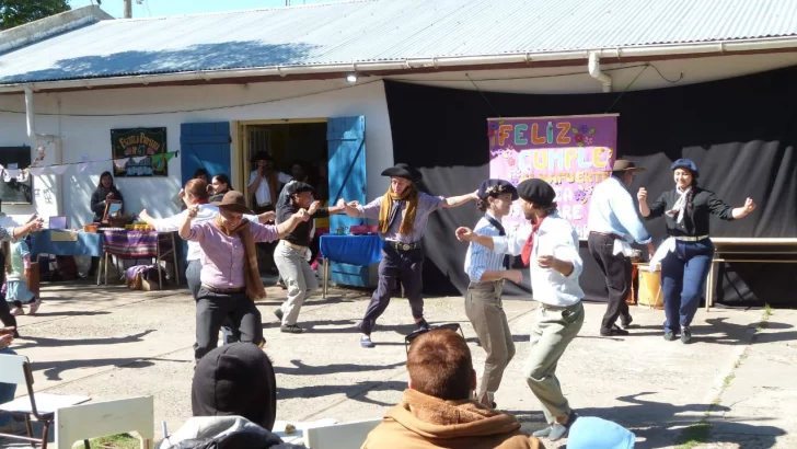 La escuela 47 Almafuerte celebró su aniversario con una tradicional Peña Folclórica