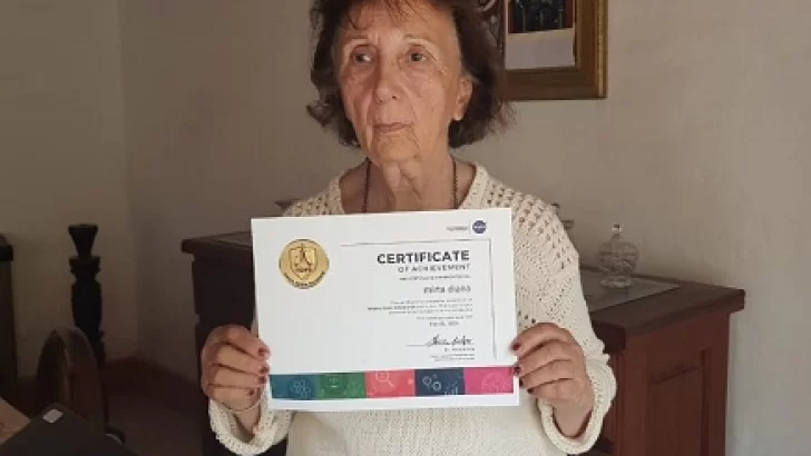 Tiene 78 años, es docente jubilada y recibió un diploma de la NASA