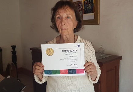 Tiene 78 años, es docente jubilada y recibió un diploma de la NASA