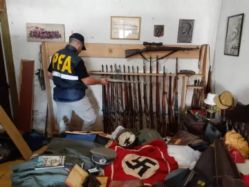 La Policía Federal incautó una gran cantidad de armas y objetos nazis