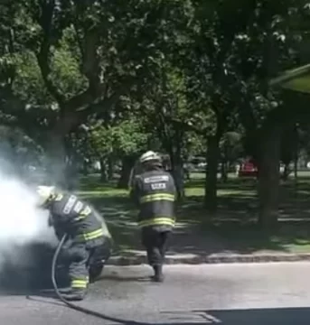 Se incendia un auto en el centro de la ciudad