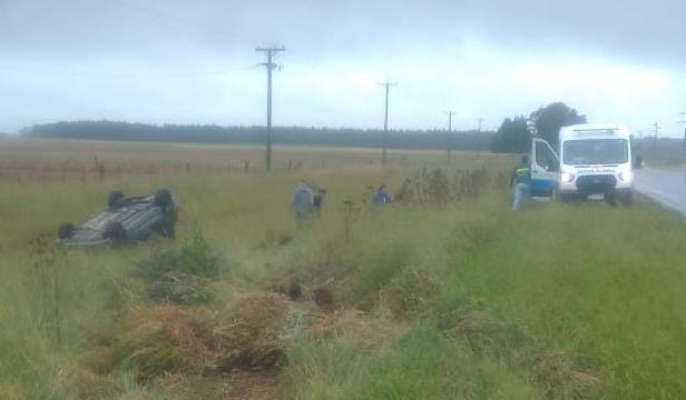 Remis de Necochea volcó en ruta 88