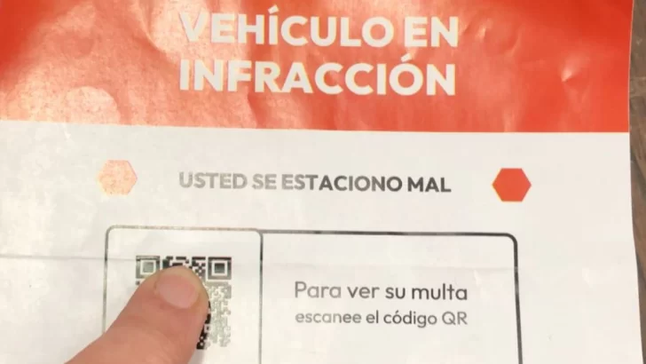 Nueva modalidad de estafas: colocan multas falsas y piden escanear un QR