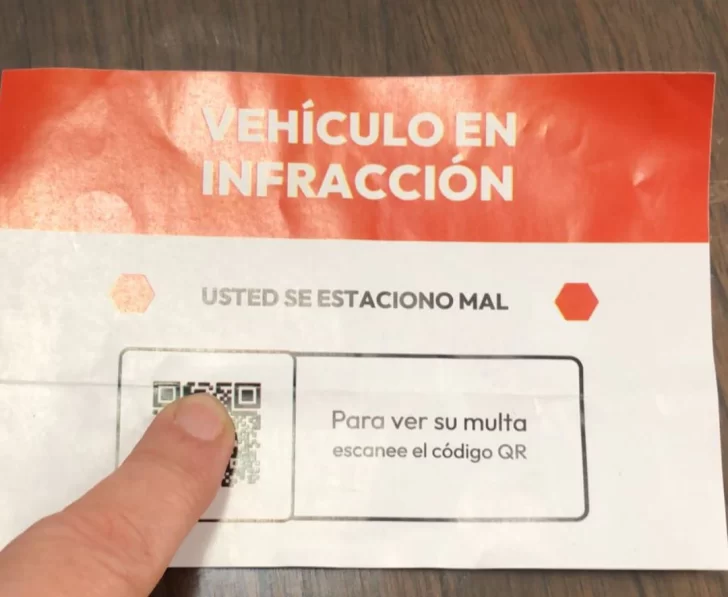 Nueva modalidad de estafas: colocan multas falsas y piden escanear un QR