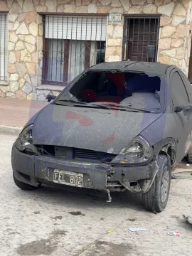 Se incendió el garaje de una vivienda con dos vehículos en el interior