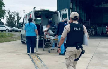 En una milimétrica maniobra, Prefectura aeroevacuó de urgencia a un tripulante con problemas cardíacos