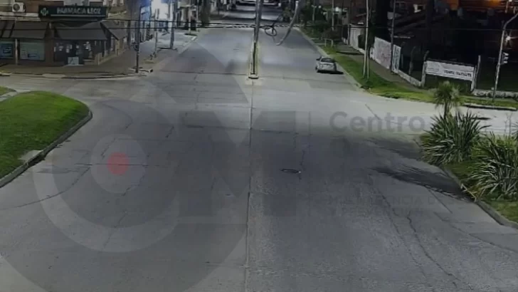 Iba solo por avenida 75 y se chocó un auto estacionado