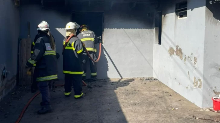 Devastador incendio en una vivienda de Quequén