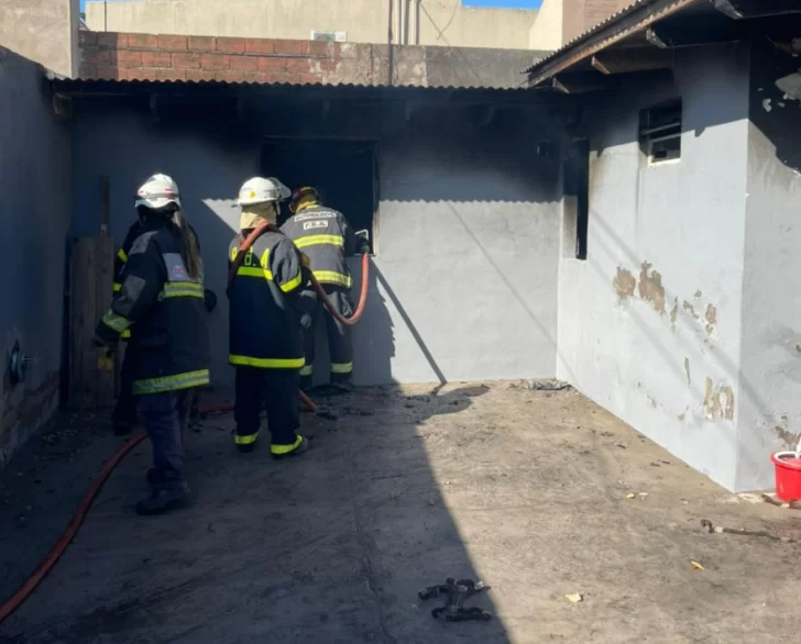 Devastador incendio en una vivienda de Quequén