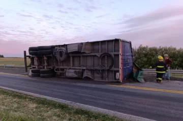 Ruta 3: se desprendió y volcó un acoplado con cereal