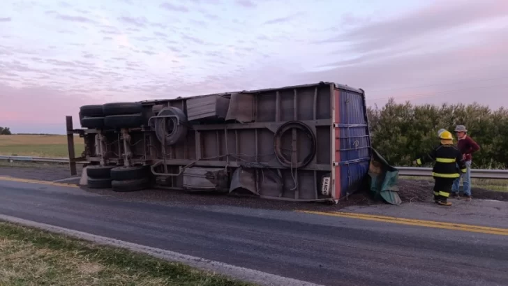 Ruta 3: se desprendió y volcó un acoplado con cereal