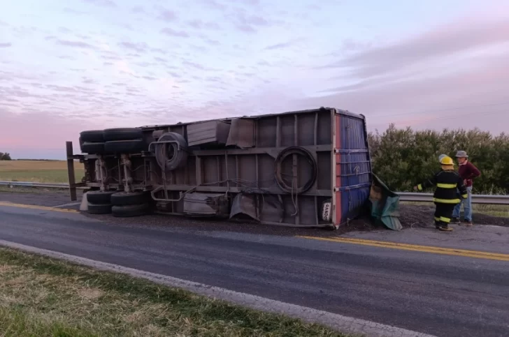 Ruta 3: se desprendió y volcó un acoplado con cereal