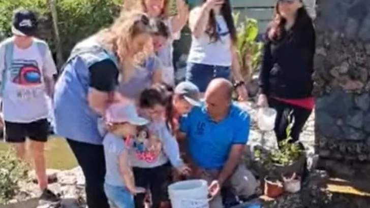 Alumnos del jardín Evita criaron un bagre y esta mañana lo liberaron en el Lago de los Cisnes