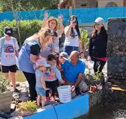 Alumnos del jardín Evita criaron un bagre y esta mañana lo liberaron en el Lago de los Cisnes