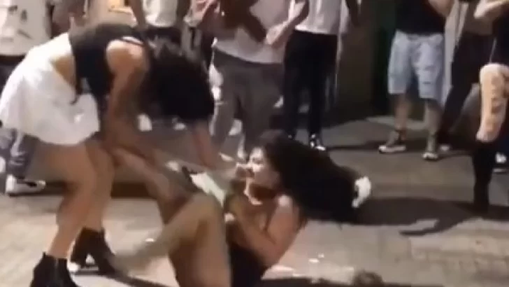 Salvaje pelea de mujeres a la salida de un boliche en Rosario