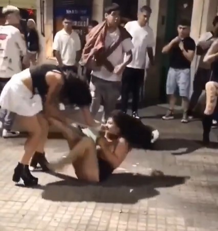 Salvaje pelea de mujeres a la salida de un boliche en Rosario