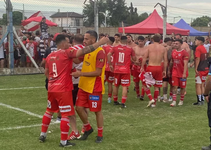 Mataderos clasificó directo a semis por un gol agónico y Rivadavia se quedó con las manos vacías