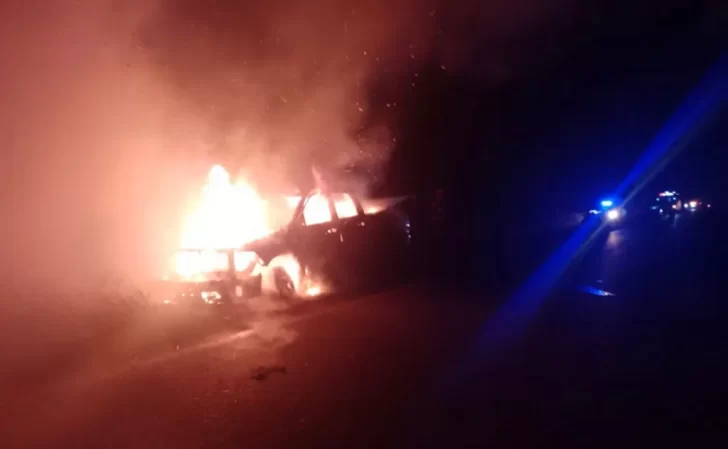 Incendio y destrucción total una camioneta en ruta 88