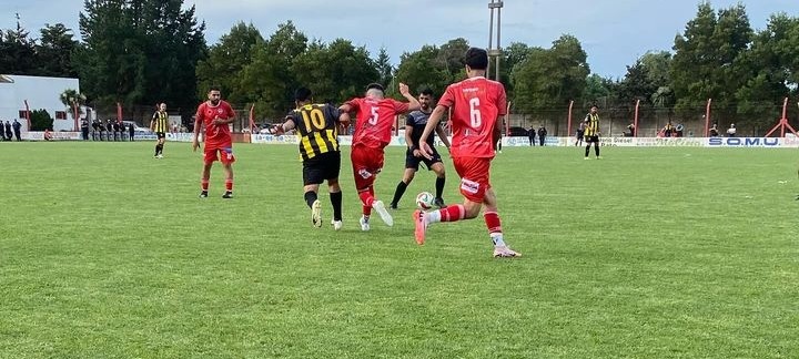 Ganó Mataderos y por ahora se juega este domingo en Primera