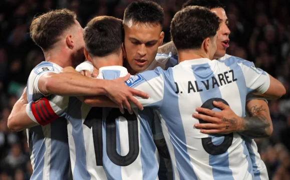 Argentina se recuperó ante Perú y cerró el año liderando las Eliminatorias