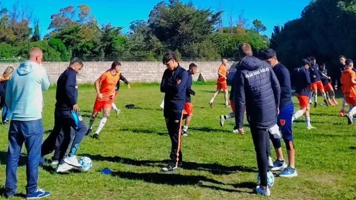 Tarde perfecta: Díaz Vélez ganó en Miramar, clasificó primero y está en semis del torneo local