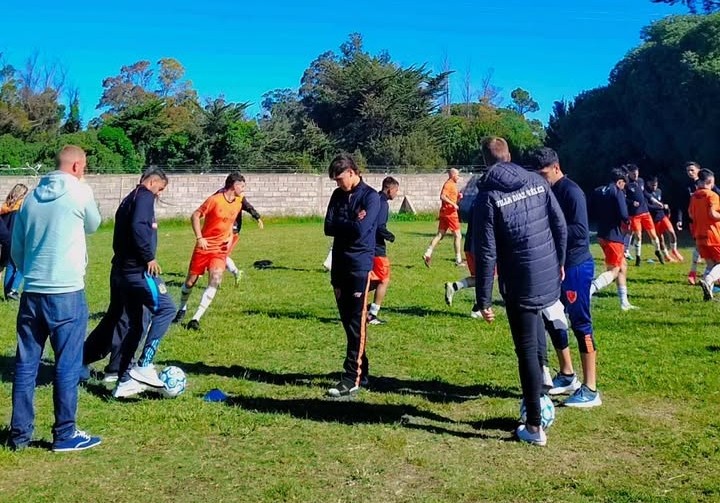 Tarde perfecta: Díaz Vélez ganó en Miramar, clasificó primero y está en semis del torneo local