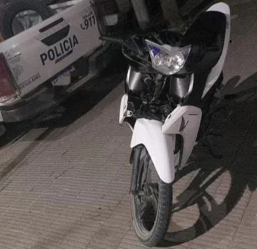 Detienen a mujer con una moto robada