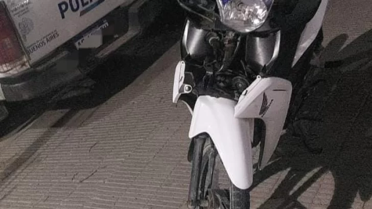 Detienen a mujer con una moto robada