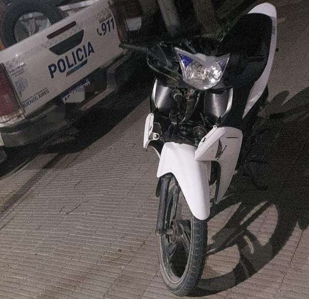 Detienen a mujer con una moto robada