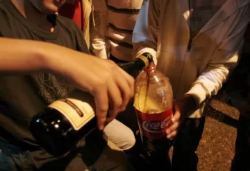 Preocupante consumo de alcohol en menores: más de 70% probó por primera vez antes de los 15 años