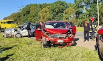 Grave choque entre dos autos en ruta 88: una familia hospitalizada