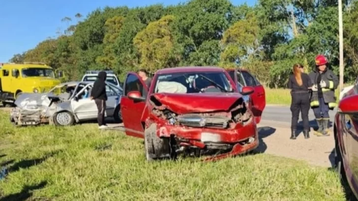 Grave choque entre dos autos en ruta 88: una familia hospitalizada