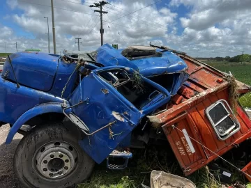 Así quedó el camión que volcó ayer en ruta 88