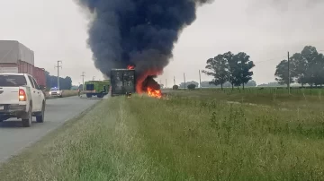 Ruta 227: se incendió un camión que transportaba ataúdes hacia Necochea