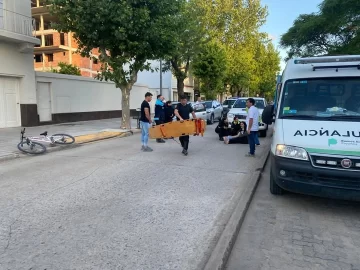 Le abrieron la puerta del auto y una mujer resultó lesionada