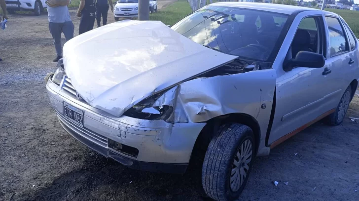 Fuerte choque entre una camioneta y un auto