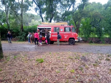 Scouts de Necochea que acampaban en Sierra de los Padres debieron ser evacuados por bomberos