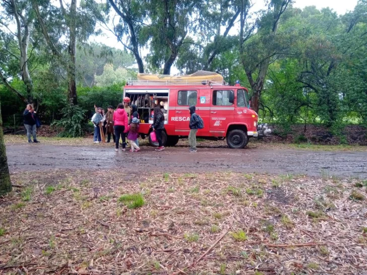 Scouts de Necochea que acampaban en Sierra de los Padres debieron ser evacuados por bomberos