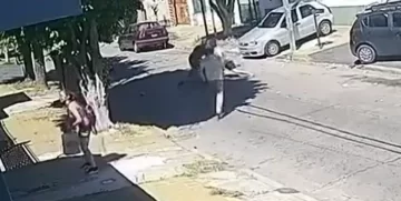 Video: vecinos golpearon a un ladrón y lo dejaron en calzoncillos tras un intento de robo